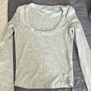 Vuori Long sleeve top- Heather gray color